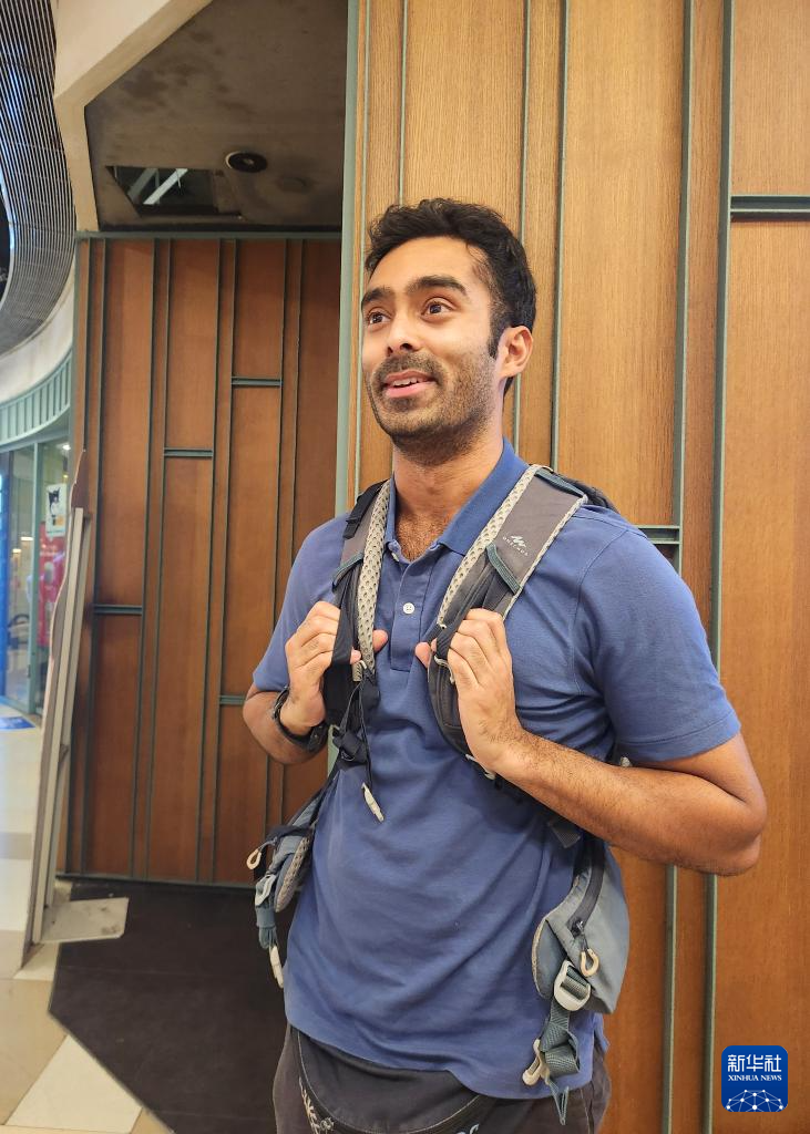 12月9日,英國青年梅赫·塔赫爾在接受采訪。新華社發(張雅詩攝) 12月9日,英國青年梅赫·塔赫爾在接受采訪。新華社發(張雅詩攝)