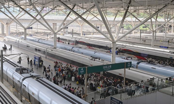抵達深圳北站的旅客準備出站。新華社記者毛思倩攝