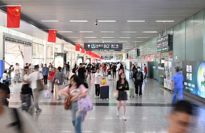 旅客在深圳北站出站通道準備出站。新華社記者毛思倩攝
