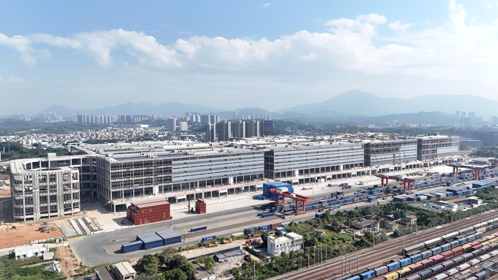 圖為深圳平湖南綜合物流樞紐。（中國鐵建供圖）