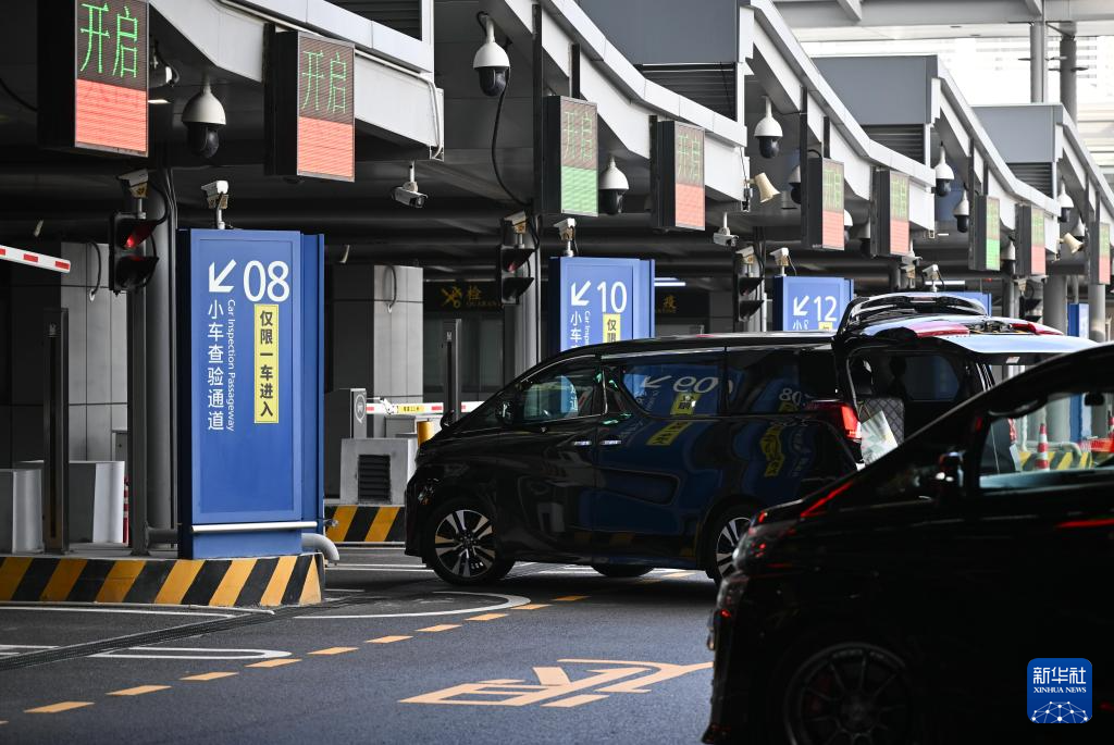 1月6日，在港珠澳大橋珠海公路口岸，車輛有序過關。新華社記者 鄧華 攝