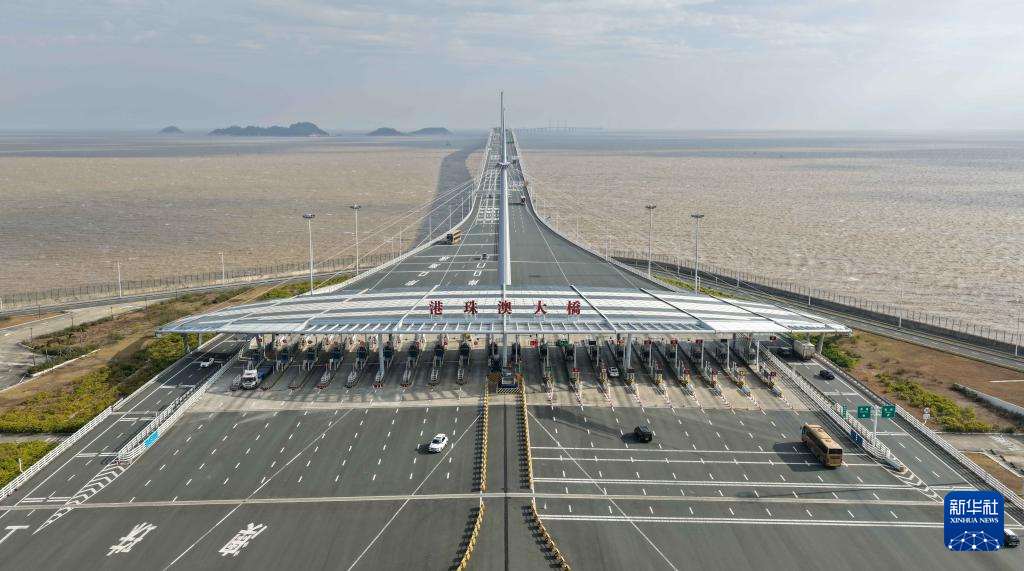 這是1月6日拍攝的港珠澳大橋出入口(無人機(jī)照片)。新華社記者 鄧華 攝 這是1月6日拍攝的港珠澳大橋出入口(無人機(jī)照片)。新華社記者 鄧華 攝