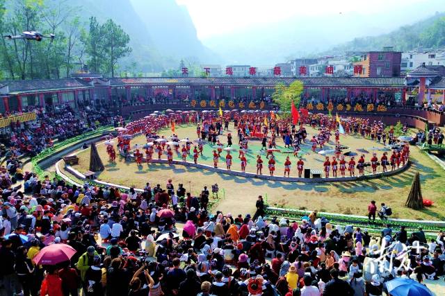 12月7日上午，2025年連南瑤族自治縣原生態(tài)耍歌堂活動(dòng)在三排鎮(zhèn)油嶺村歌堂坪拉開帷幕。南方+黃瀅 攝