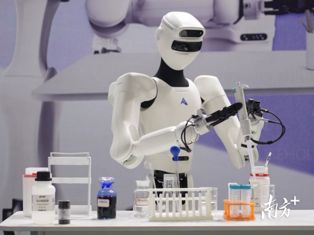 星塵智能機(jī)器人采用獨(dú)特的繩驅(qū)傳動(dòng)與仿人設(shè)計(jì)，也是業(yè)界首個(gè)實(shí)現(xiàn)繩驅(qū)量產(chǎn)的企業(yè)。