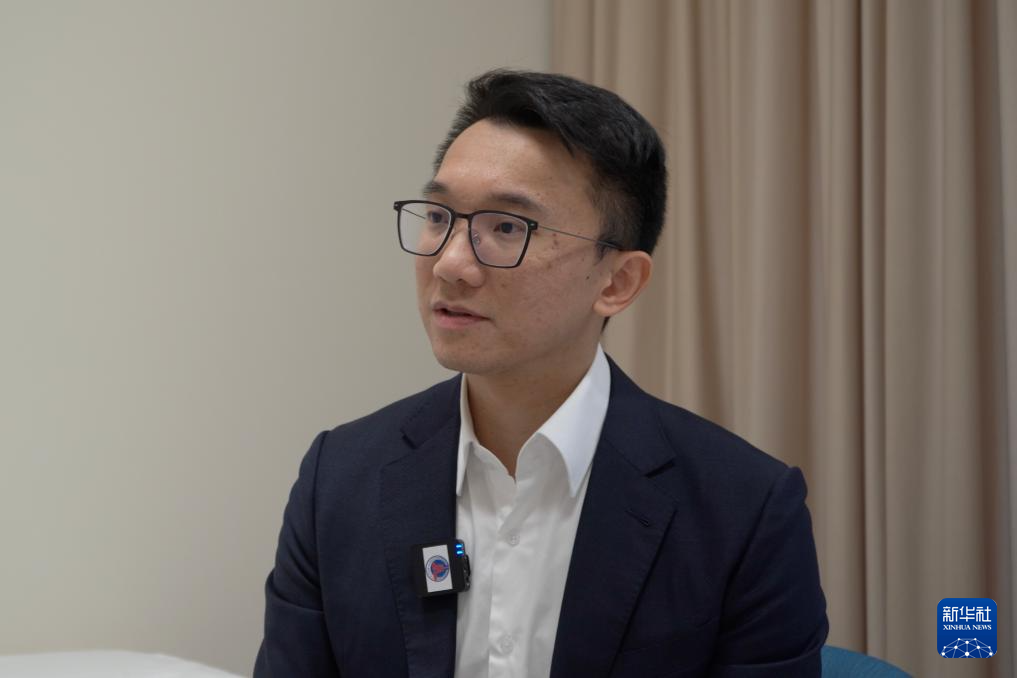 在深圳和睦家醫院，新風天域集團大灣區首席運營官蕭毅晃接受記者采訪（2025年11月27日攝）。新華社發（龍鏡伊攝）