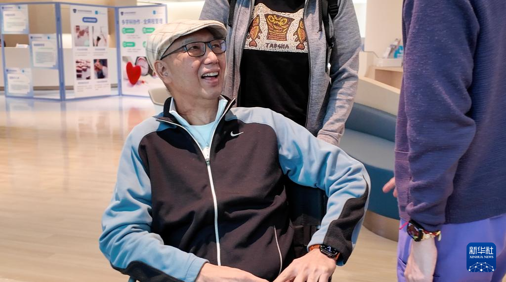 在深圳和睦家醫(yī)院,香港市民郭嘉麟和醫(yī)護(hù)專員交流(2025年11月27日攝)。新華社發(fā)(龍鏡伊攝) 在深圳和睦家醫(yī)院,香港市民郭嘉麟和醫(yī)護(hù)專員交流(2025年11月27日攝)。新華社發(fā)(龍鏡伊攝)