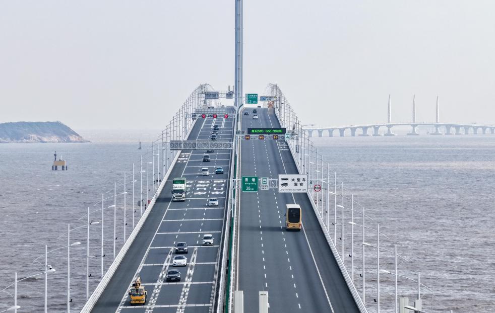 這是1月6日拍攝的港珠澳大橋往來車輛（無人機照片）。自2018年10月開通到2026年1月6日，經(jīng)港珠澳大橋珠海公路口岸往來粵港澳三地的旅客突破1億人次。新華社記者 鄧華 攝
