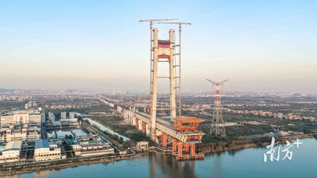 深江鐵路洪奇瀝公鐵大橋主塔全部封頂