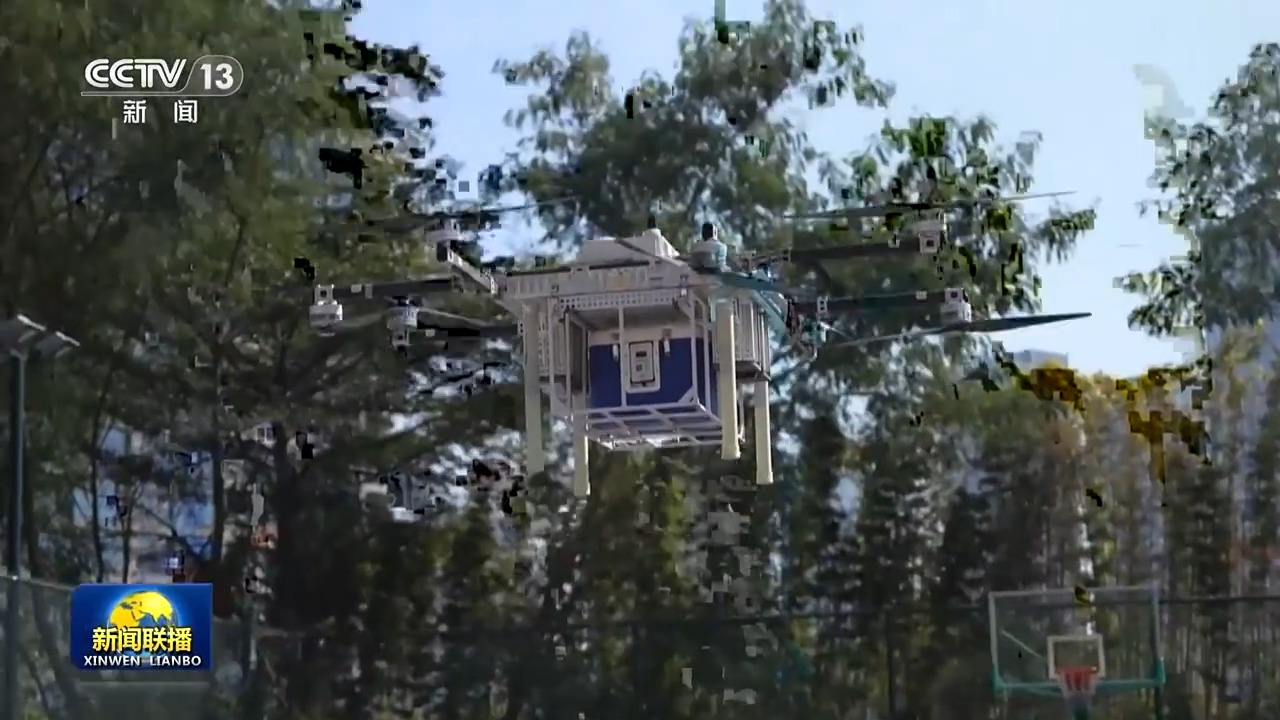 眼下,深圳,低空高峰時段就有數百條無人機航線同時運行。而在這些高飛的無人機背后,記者發現了一條用效率組成的“看不見的產業鏈”。 眼下,深圳,低空高峰時段就有數百條無人機航線同時運行。而在這些高飛的無人機背后,記者發現了一條用效率組成的“看不見的產業鏈”。