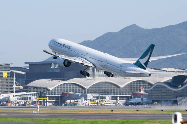 2024年11月28日，香港國際機場三跑道系統(tǒng)正式啟用后，一架飛機從中跑道起飛。（朱煒 攝）