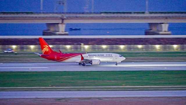 2025年8月26日，試飛飛機在深圳機場三跑道起降、滑行。（受訪者供圖）