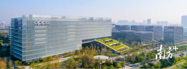 濱海灣OPPO園區(qū)建筑群矗立，隨處都可以感受到創(chuàng)新脈搏的強(qiáng)勁躍動(dòng)。濱海灣宣