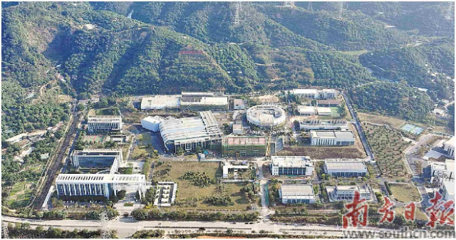 中國散裂中子源二期工程所有單體建筑迎來全面封頂。圖為一期及二期工程俯瞰。中國科學院高能物理研究所供圖 中國散裂中子源二期工程所有單體建筑迎來全面封頂。圖為一期及二期工程俯瞰。中國科學院高能物理研究所供圖