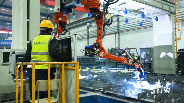 鋼殼節段正進行自動化焊接。 鋼殼節段正進行自動化焊接。