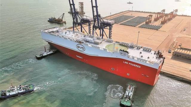 滿載6000余輛國產新能源汽車的大型滾裝船比亞迪“深圳號”