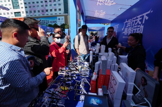 在“廣貨行天下”春季行動(dòng)消費(fèi)電子專場(chǎng)促銷活動(dòng)現(xiàn)場(chǎng),游客正參觀采購(gòu)AI眼鏡。新華社記者 王豐 攝 在“廣貨行天下”春季行動(dòng)消費(fèi)電子專場(chǎng)促銷活動(dòng)現(xiàn)場(chǎng),游客正參觀采購(gòu)AI眼鏡。新華社記者 王豐 攝