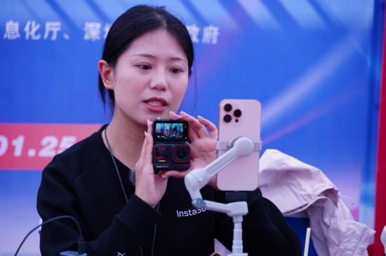 在“廣貨行天下”春季行動(dòng)消費(fèi)電子專場(chǎng)促銷活動(dòng)現(xiàn)場(chǎng),商家正直播帶貨。新華社記者 王豐 攝 在“廣貨行天下”春季行動(dòng)消費(fèi)電子專場(chǎng)促銷活動(dòng)現(xiàn)場(chǎng),商家正直播帶貨。新華社記者 王豐 攝