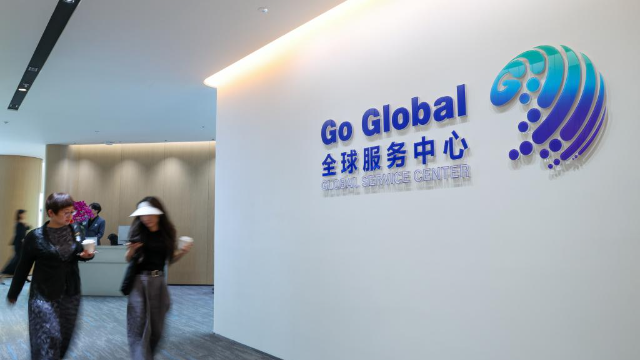 2025年4月29日,來訪者走在位于深圳市南山區的全球服務中心內。新華社記者 毛思倩 攝 2025年4月29日,來訪者走在位于深圳市南山區的全球服務中心內。新華社記者 毛思倩 攝