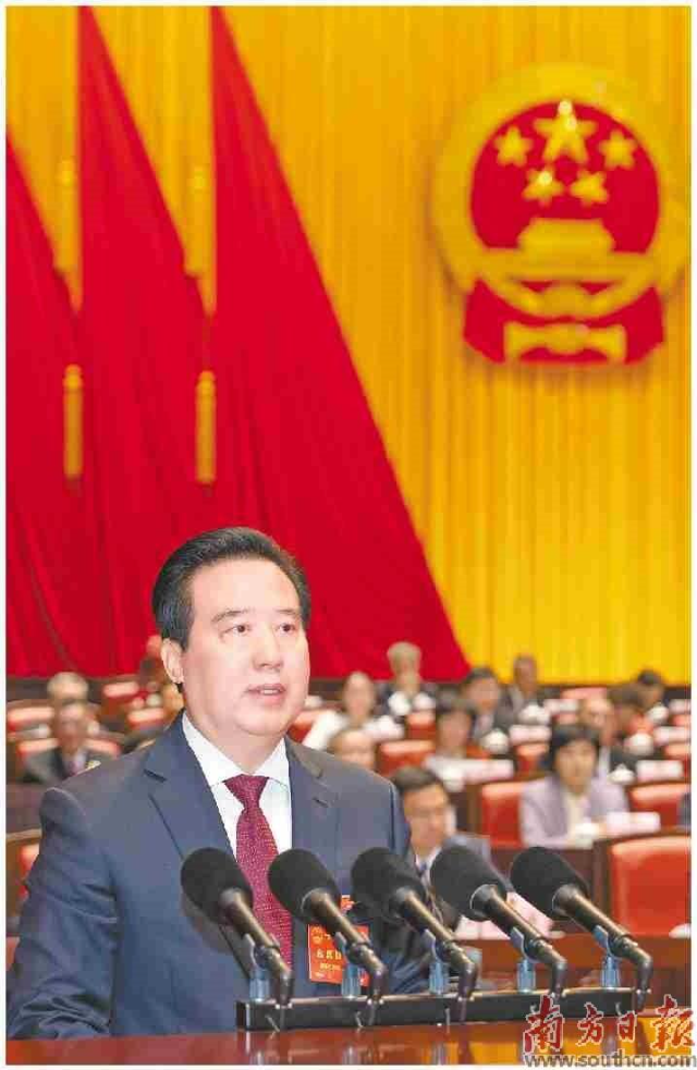 1月27日，省十四屆人大五次會議舉行第二次全體會議。省人大常委會主任黃楚平作常委會工作報告。