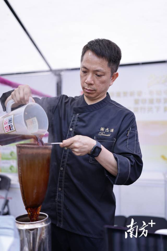 港式奶茶制作技藝傳承人謝忠德嫻熟地展示奶茶制作絕藝。