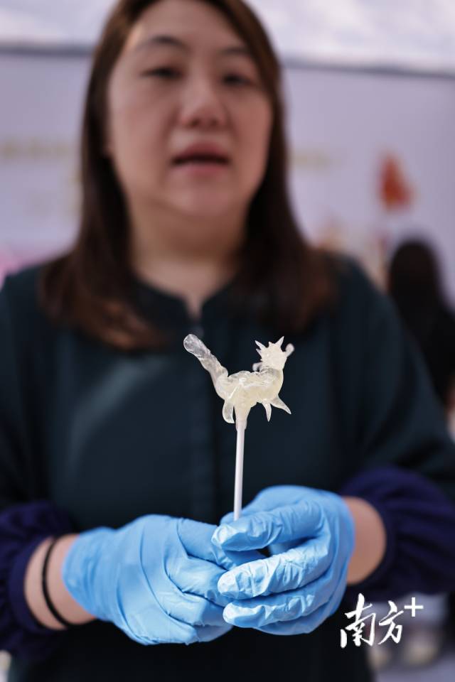 吹糖技藝非遺工作者薛錦屏向記者展示自己的作品。