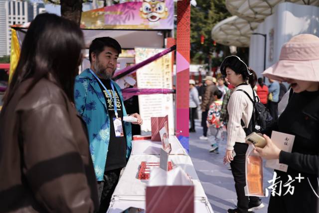 “龍須叔叔”阮銀釗吸引不少“粉絲”交流。 “龍須叔叔”阮銀釗吸引不少“粉絲”交流。