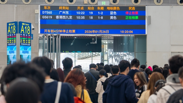 深圳北站候車大廳，旅客排隊(duì)檢票。王星攝
