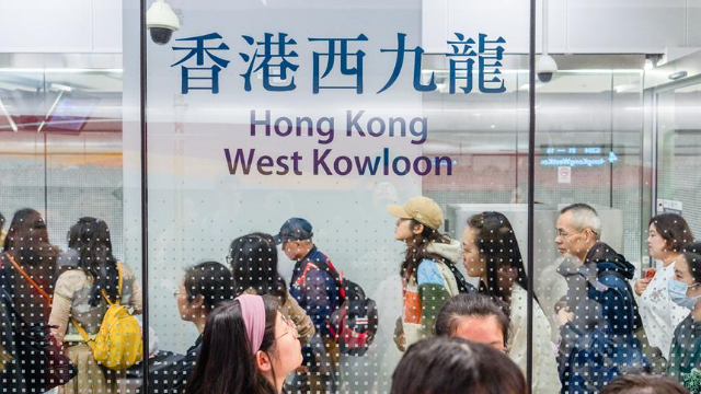 旅客抵達香港西九龍站。王星攝 旅客抵達香港西九龍站。王星攝