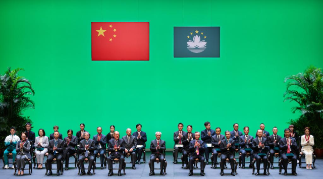 1月30日，澳門特別行政區政府舉行2025年度勛章、獎章和獎狀頒授典禮。特區行政長官岑浩輝在儀式上向相關人士及實體授予勛章、獎章和獎狀，表彰其在個人成就、社會貢獻或服務澳門特區方面的杰出表現。新華社發（張金加 攝）