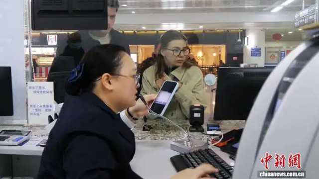 工作人員為外籍旅客提供幫助。深圳鐵路供圖