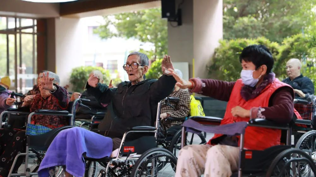 香港老人(中)在廣州的養老機構參加晨練。新華社發 香港老人(中)在廣州的養老機構參加晨練。新華社發