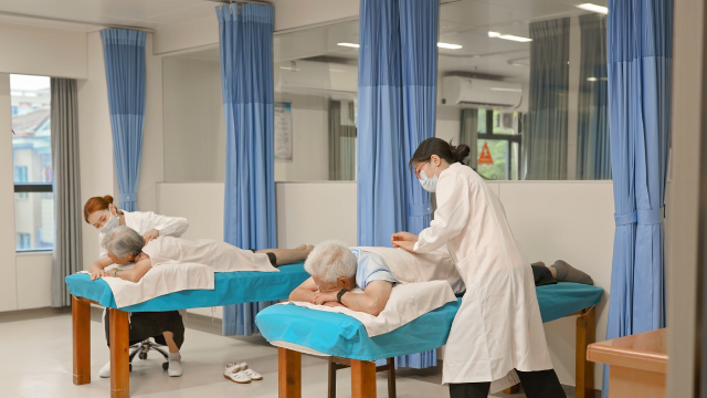 佛山市南海區桃苑福利中心內設的桃苑康復醫院為長者提供推拿等康復治療。受訪者供圖 佛山市南海區桃苑福利中心內設的桃苑康復醫院為長者提供推拿等康復治療。受訪者供圖