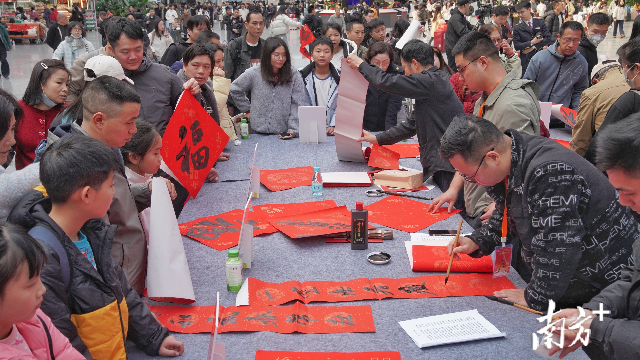 2月2日上午，廣州南站候車大廳內，書法家為旅客揮春送福。