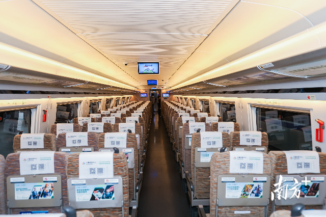 橫琴粵澳深度合作區與中國—葡語(西語)國家經濟貿易服務中心共同冠名的高鐵列車 橫琴粵澳深度合作區與中國—葡語(西語)國家經濟貿易服務中心共同冠名的高鐵列車