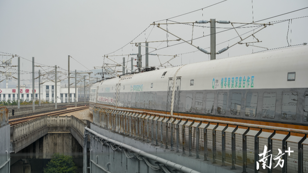橫琴與中葡經貿中心共同冠名高鐵列車今日首發