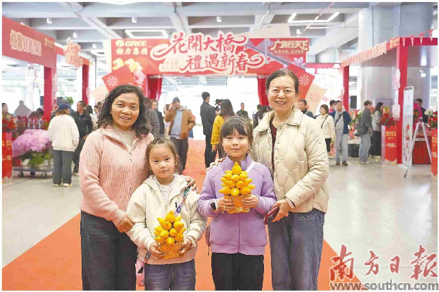 市民游客紛紛前來(lái)買花、打卡。南方日?qǐng)?bào)記者 錢文攀 攝