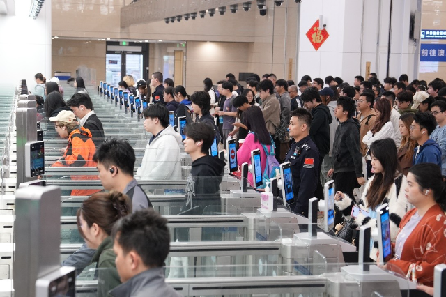 圖為橫琴口岸春運首周迎客流高峰。(橫琴邊檢站供圖) 圖為橫琴口岸春運首周迎客流高峰。(橫琴邊檢站供圖)