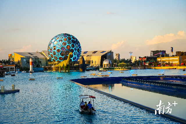 洲明科技自主研發的超高清LED顯示產品點亮沙特利雅得球形屏等國際地標。 洲明科技自主研發的超高清LED顯示產品點亮沙特利雅得球形屏等國際地標。