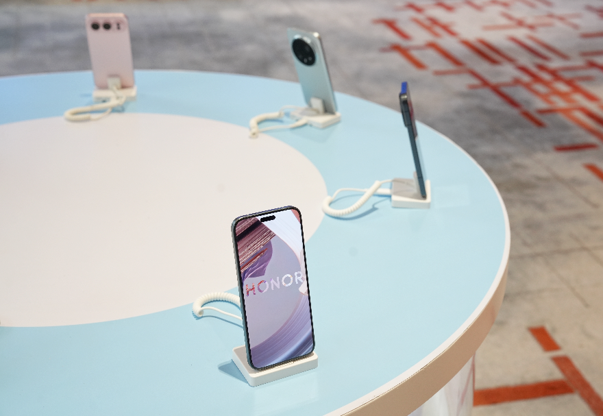 1月20日，“廣貨行天下”春季行動手機專場促銷活動在東莞舉辦。當前，粵港澳大灣區已形成了以“深莞惠”為核心、分工鮮明的產業集群。從芯片設計、屏幕制造到電池技術，廣東已構建起完整的手機產業鏈，能夠在本地完成大部分零部件的生產和組裝。