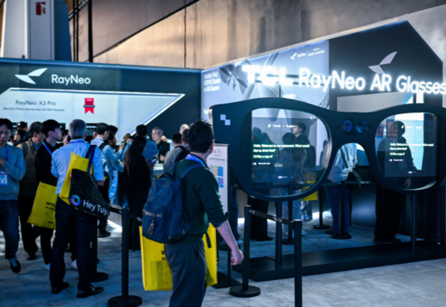 “廣貨行天下”春季行動中，深圳AR智能眼鏡憑借技術優勢與完整生態驚艷亮相。曾以“物美價廉”行銷全球的廣貨，如今以“高精尖”重塑筋骨。全球約70%的消費級無人機、40%的智能手機，以及全國近一半的工業機器人、超八成的服務機器人均屬于“灣區智造”。這些數據勾勒出“廣貨”的一個硬核新形象：科技、智能與設計正成為核心驅動力。