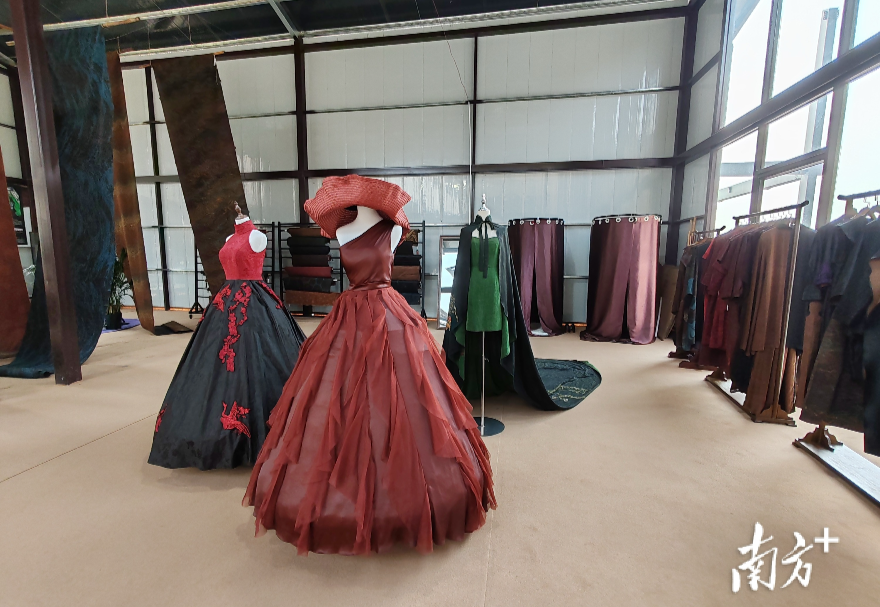 在粵港澳首次共同舉辦的第十五屆全國運動會閉幕式上，閃耀登場的香云紗，其產業根基深植于佛山順德。如今，這個年交易面料約6000萬米、規模達千億的產業，已從珍稀“軟黃金”蛻變為全球時尚符號。它既亮相國際時裝周，亦融入日常穿搭，生動詮釋了粵港澳大灣區如何將深厚文化底蘊轉化為引領市場的創新活力。