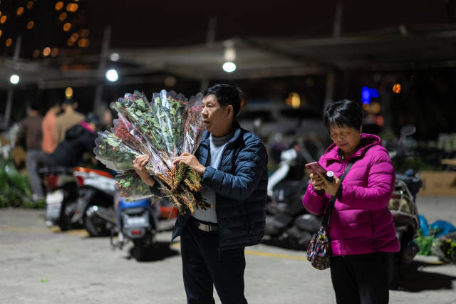 凌晨一點(diǎn)到四點(diǎn)，不少人陸陸續(xù)續(xù)來到現(xiàn)場(chǎng)選花。