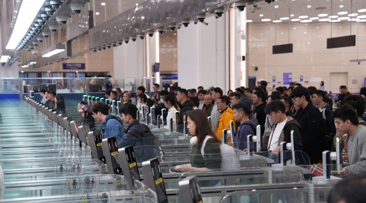橫琴口岸連續(xù)10天單日客流超10萬人次 約3萬人次使用琴澳旅游簽注通關(guān)