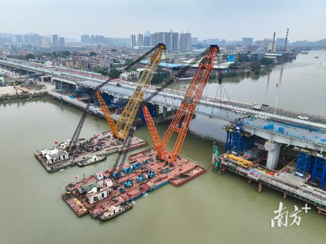 東洲河大橋保通側(cè)鋼梁架設(shè)完成。
