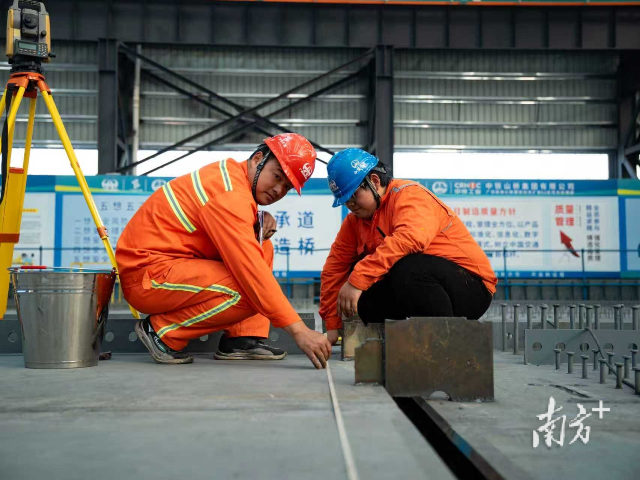 奮戰在廣深改擴建項目（穗莞段）一線的兄弟倆。