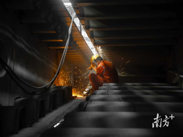 廣深改擴(kuò)建項(xiàng)目（穗莞段）建設(shè)者正在焊接作業(yè)。