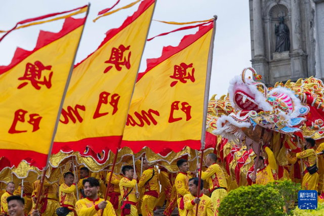 2月17日，舞龍隊伍在澳門大三巴牌坊前表演。 新華社發（張金加攝）