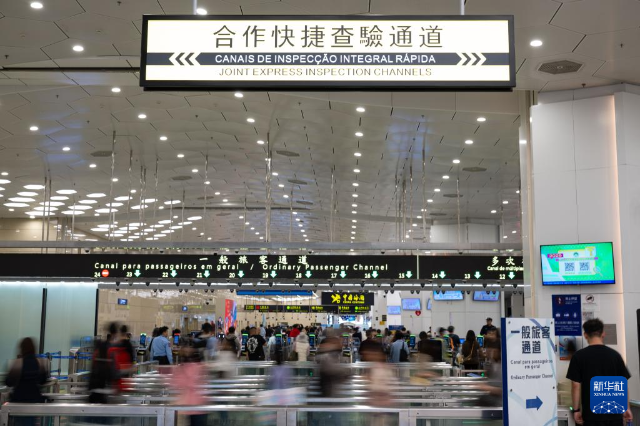 2月18日，旅客排隊通過橫琴口岸澳門口岸區離境通道。 新華社發（張金加攝）
