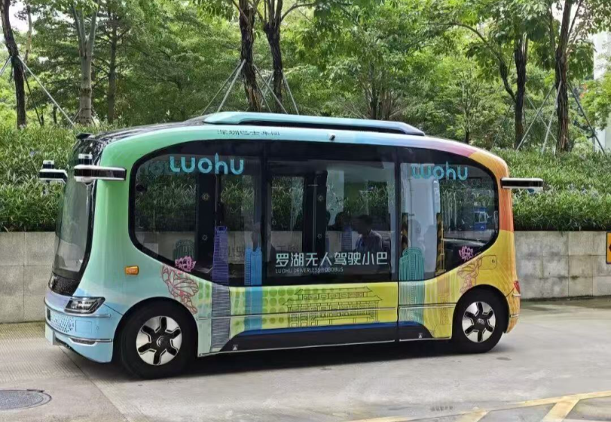 大灣區致力于打造全國領先的智慧交通發展高地，在深圳等地開通無人駕駛小巴接駁線路，串聯主要商圈、文化景點與交通樞紐，這不僅是一項智慧交通服務，更通過科技感十足的乘坐體驗和精準的線路設計，重構了城市消費動線，把客流引向各個消費節點，是“科技+商業”賦能城市消費空間效率與體驗的創新實踐。