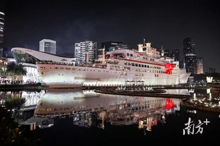 大灣區正以“郵輪+”模式推動濱海文旅創新，打造沉浸式休閑新場景。如深圳海上世界“明華輪”創新融合“郵輪+演藝+商業”，打破了傳統劇場觀演的局限，提供了高度參與感和故事性的消費體驗，引領了都市微度假的新潮流，成為集沉浸式戲劇、主題餐飲、觀海商業于一體的文旅新地標。此外，大灣區還有廣州南沙等地的郵輪項目，共同織就了一張覆蓋濱海休閑、文化演藝與主題商業的消費網絡，讓游客在灣區各城都能體驗到“船”奇般的文旅魅力。